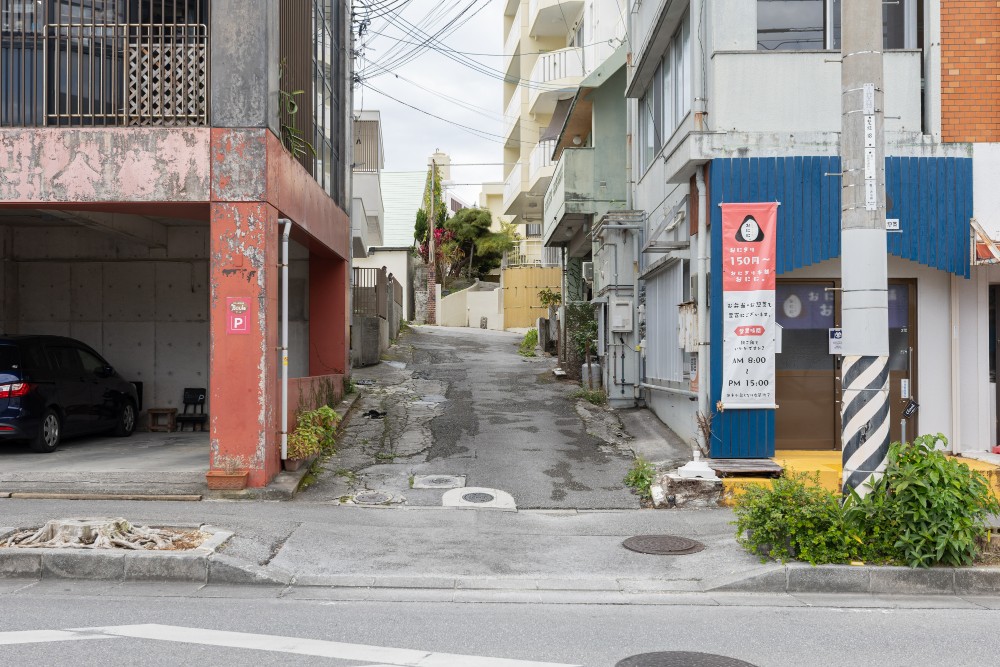 1：裁判所通り沿いのおにぎり屋さん横の細い道に入ります。