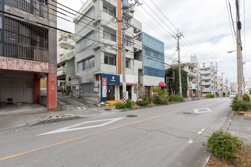 1：裁判所通り沿いのおにぎり屋さん横の細い道に入ります。