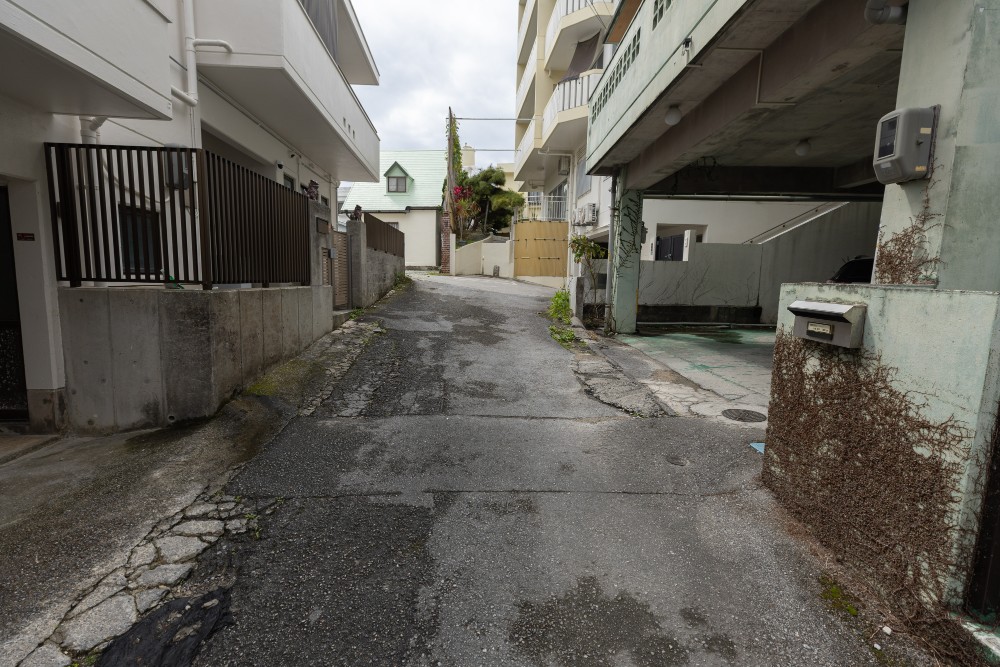 2：少し真っ直ぐ進むと左手に駐車場があります。