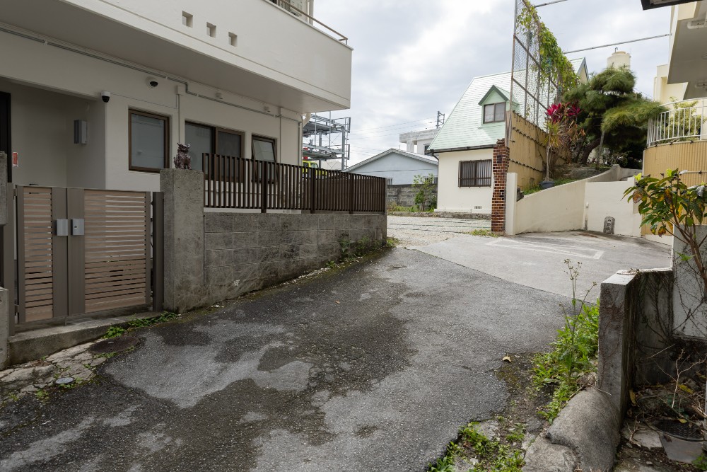2：少し真っ直ぐ進むと左手に駐車場があります。